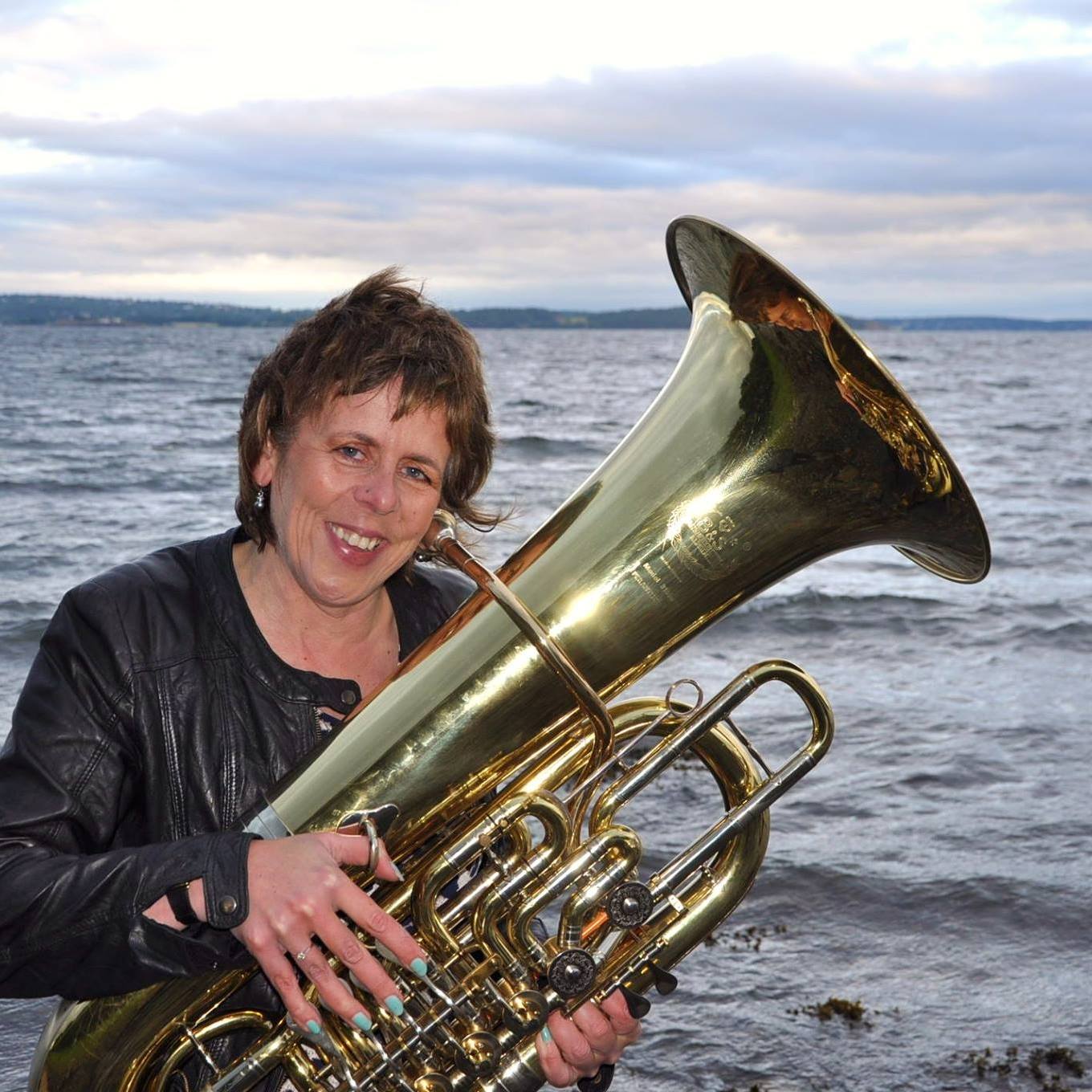 Elisabeth Vannebo med instrument ved sjøen